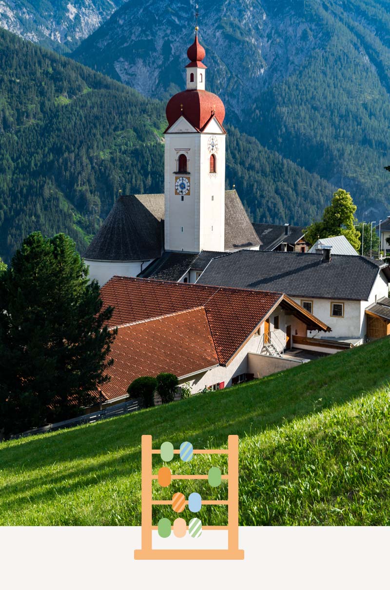 Blick auf die Kirche der Gemeinde Assling in Osttirol